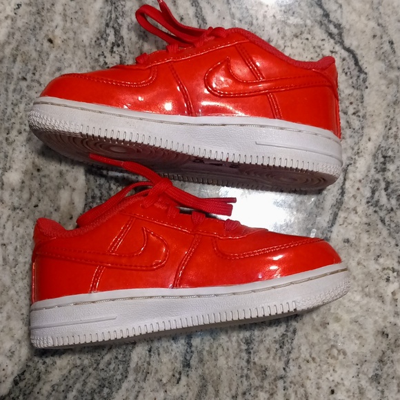 Kids size 8c siren red Air Force one - Picture 2 of 5
